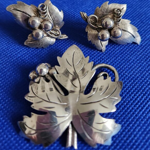 1940-50-S TAXCO MEXICO 925 STERLING SIGNED VINTAGE GRAPE BROOCH AND EAR RINGS - Picture 2 of 7